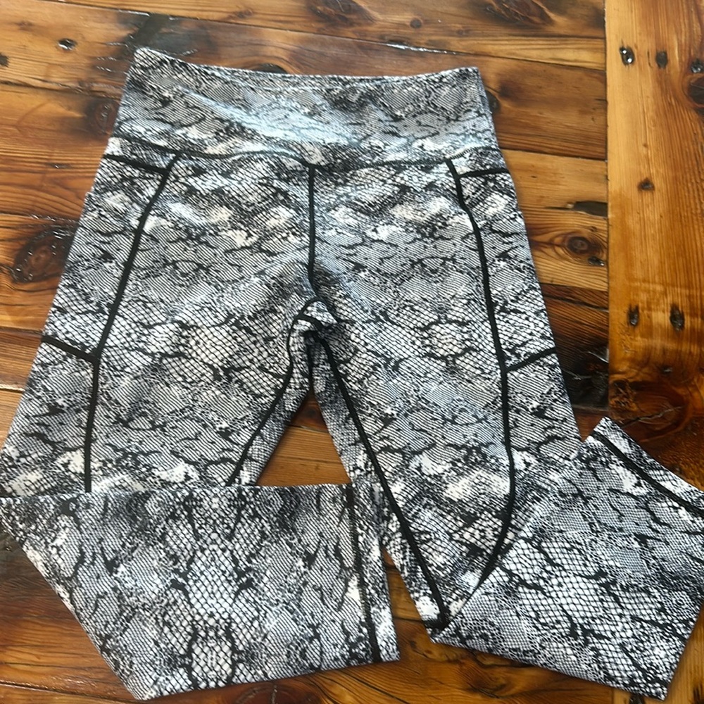 Zyia light and tight snakeskin w/pockets